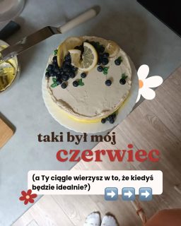 Czerwiec nie był super lekki. Pożegnaliśmy oficjalnie przedszkole, które od września będzie całkowicie zamknięte (chociaż do końca sierpnia jeszcze będzie otwarte). Mały Człowiek dostał się do przedszkola państwowego na ten ostatni rok. Potem znów rekrutacja i zmiany. Zmiany, których dzieci w spektrum nie lubią. Przeraża mnie to, ale wiem, że damy radę.W czerwcu były urodziny mojego męża. Odwiedził też urząd wojewódzki, by dowiedzieć się, że mają jeszcze czas na wydanie decyzji o przyznaniu karty pobytu. Mają, przecież dokumenty złożyć chwilę temu, w listopadzie.Czerwiec to też okrutne upały i zderzenie się ze swoimi własnymi myślami. Myślałam, że dam radę biegać. Nie dałam. Odpuszczam, aż zrobi się troszkę chłodniej, co jest dla mnie cholernie trudne, bo to jeden z moich sposobów na regulację napięcia.Ale w czerwcu były też dobre rzeczy:✨ skończyłam pisać e-book Zwolnij – mam nadzieję, że w lipcu trafi w Twoje ręce!✨ zjadłam masę lodów i innych pyszności✨ zrobiłam pierwszą korektę i redakcję dla klientki✨ skończyłam naukę w Akademii korekty tekstu (to byłą cudowna przygoda, ale muszę już odpocząć!)✨ upiekłam pyszny i piękny tort dla męża✨ skończyłam dziergać sukienkę i mam już 1/3 swetra, który dziergam raz jeszcze (sprułam stary, kiedyś pokażę Ci przed i po)✨ pojechaliśmy na plażę… a tam wpadaliśmy po kostki w błoto, bo w nocy przeszła ulewa. Cóż 😅A jaki był Twój czerwiec?