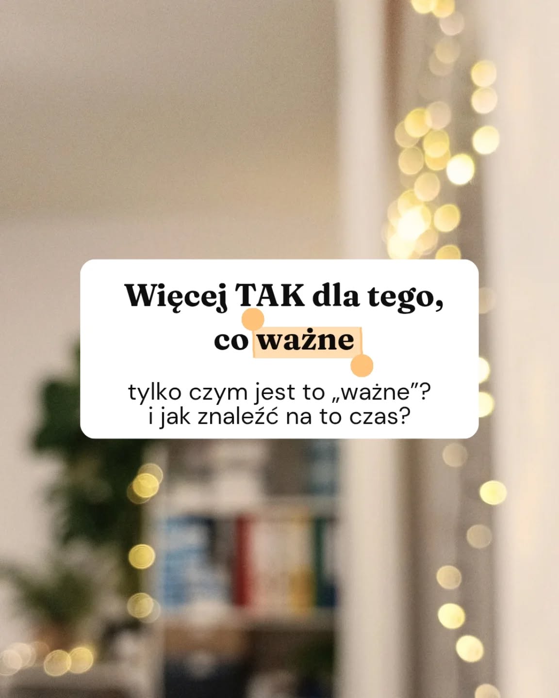 Ile razy słyszałaś, że masz wybierać to, co dla Ciebie ważne? Tylko jak zdecydować, co jest serio ważne? Czy to, co sprawia Ci przyjemność? A może to, co robisz dla innych? A jak ma się do tego zmywanie? Tyle pytań… już śpieszę z odpowiedzią!Nie ma uniwersalnego zadania, które byłoby dla wszystkich tak samo ważne. No nie ma i już.📝 Dlatego ja zaczynam od mapowania życia, czyli znalezienia obszarów, stref czy ról (zwał, jak zwał), które w tym życiu mamy. Jest ich sporo, jak się w to trochę zagłębisz. No i w każdej z nich mamy różne zadania. Masę zadań!Możesz być mamą, żoną, córką, ciocią, przyjaciółką, koleżanką, pracownicą, a do tego zajmować się domem, gotowaniem, wolontariatem, dbać o aktywność fizyczną, o siebie… Bycie mamą to niekończąca się lista zadań: przedszkole, mycie, gotowanie, obcinanie paznokci i słynne „na jutro potrzebuję bibuły w kolorze zachodzącego słońca u podnóży Alp” powiedziane o 23, gdy akurat dziecko się przebudziło 🤦🏾‍♀️Namierzenie tego wszystkiego to pierwszy krok. Potem trzeba ustalić wartości i życiowe priorytety, które będą wskazywać drogę, kierunek działania. 🛤️A gdy mamy już tę wiedzę i wiemy, do czego chcemy dążyć, możemy zacząć eliminowanie zadań, upraszczanie ich, skracanie i – odzyskiwanie czasu 🥰To trudne. Nie musisz tego robić sama. Możemy pracować nad tym razem podczas konsultacji 1:1 UWOLNIJ CZAS W GODZINĘ (lub KROK PO KROKU, jeśli potrzebujesz kilku krótszych spotkań i jeszcze większej pomocy z wdrażaniem zmian).Chcesz znaleźć czas na to, co dla Ciebie ważne (ale najpierw dowiedzieć się, co to konkretnie jest)? Skomentuj CZAS i pogadajmy, czy konsultacje UWOLNIJ CZAS są dla Ciebie 🧡Komu pomagam?🧡 mamom, które zagubiły siebie🧡 zabieganym kobietom, które nie mają czasu… na nic🧡 tym, które za bardzo podkręcały produktywność i zgubiły radość z działaniaDlaczego warto działać ze mną?Bo byłam w różnych sytuacjach (pracowałam na produkcji, potem łączyłam to ze studiami; potem studia z niemowlakiem; założyłam firmę na macierzyńskim). Wiem, że rzeczywistość bywa trudna. Sama mam dziecko w spektrum autyzmu, endometrioze i wiele innych problemów.Pokażę Ci, jak pracować z tym, co masz ✨🧡