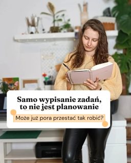 Planowanie to:💬 gadanie ze sobą (żeby wiedzieć, ile jesteś w stanie na siebie wziąć, czego potrzebujesz i czy to, co robisz, jest tym, na czym Ci w ogóle zależy. PS. tak, może Ci zależeć na zrobieniu prania, żeby mieć czyste i pachnące ubrania)🤯 wyrzucanie myśli z głowy (tzw. brain dump, bo wtedy łatwiej jest nam wybrać to, co pilne, a reszta będzie bezpiecznie czekać zapisana; no i zwykłe pisanie, żebyś czuła większy spokój)📝 wybieranie, co zrobisz dla siebie (przyjemności też można planować, a nawet trzeba!)🧡 ustalanie priorytetów (czyli tego, co jest dla Ciebie danego dnia najważniejsze. I czasem to będą obowiązki, a czasem nie)✏️ dodawanie kolejnych zadań na listę (o ile masz na nie przestrzeń)Mogę Cię tego nauczyć w Kartach Wspierającego Planowania. Tylko do 21.10.2025 do północy trwa promocja -40 zł. Za jedyne 59 zł dostaniesz:📚 workbooka z ćwiczeniami i praktycznymi wskazówkami na temat planowania w różnych sytuacjach i codziennościach📅 planery do druku (korzystasz z tylu, z ilu chcesz i kiedy potrzebujesz)🗂️ Wspierające Karty (drukujesz, losujesz i przemyślasz to, co na niej jest – a jest wspierająca myśl lub pytanie, które pomoże Ci w codziennym chaosie)To jak, dasz sobie pomóc? Skomentuj KARTY, a ja (nie bot) wyślę Ci link do sklepu 🧡__Nazywam się Klaudia Jaroszewska-Kotradii i (oprócz wkurzania ludzi swoim nazwiskiem):📝 uczę wspierającego planowania (byś w końcu zdjęła z siebie tę presję)📚 pokazuję, jak rozwijać się w zgodzie ze sobą (i w takim kierunku, w jakim chcesz, nawet jak będziesz go zmieniać co dwa tygodnie)✨ pokazuję, jak tworzę równowagę w mojej codzienności (z dzieckiem w spektrum autyzmu, z endometriozą i innymi trudnościami)Zaobserwuj, jeśli czujesz, że to profil dla Ciebie → @zaplanuj.rownowage