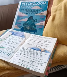 Moje przemyślenia po lekturze „Psychologii dziecka” od @newsweekpsychologiaTo pierwsze wydanie o dzieciach, które wpadło mi w ręce, ale z takim tematem nie mogłam ominąć. Mając Małego Człowieka w spektrum autyzmu, tych trudnych emocji jest aż nadto.Zapisałam sobie parę rzeczy, do których będę wracać 🧡A z „Psychologią” ogółem to już moje 7 spotkanie! Aż nie mogę uwierzyć, że rok temu kupiłam pierwszy dwumiesięcznik. Dużo mi dają. Wiele z nich wynoszę, nawet jak temat wydaje się nie do końca mój. Na pewno sięgnę po kolejne.
