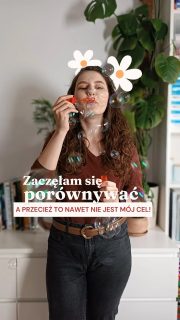 📍 To nie jest rolka o półmaratonach. | W jaką bańkę informacyjną Ty wpadłaś i wydaje Ci się, że wszyscy teraz to robią? Napisz w komentarzu i odezwij się pod komentarzami innych, jeśli czegoś NIE robisz. Zobaczysz, że „wszyscy” to tylko iluzja 🧡 __📍 Dzień dobry! Tu Klaudia Jaroszewska Kotradii – inspiruję, edukuję i pokazuję, jak złapać równowagę w życiu✨ pracuję z kobietami, które chcą stworzyć wspierającą codzienność – taką, w której jest miejsce na coś więcej niż obowiązki i narzekanie✨ uczę wspierającego planowania czyli takiego, w którym jesteś człowiekiem i tak też siebie traktujesz, czyli najpierw rozmawiasz sama ze sobą, a dopiero potem planujesz 🧡 bez ciągłego podkręcania produktywności✨ pokazuję, jak lepiej poznać samą siebie, żeby żyć lżej i przyjemniejWszystko, o czym mówię, przetestowałam na sobie (i często w trudnych okolicznościach, chociażby z dzieckiem w spektrum na pokładzie), bo jestem praktyczką – wolę działać, niż mówić o działaniu 🧡💌 napisz do mnie i pogadajmy, czego potrzebujesz & jak mogę Ci pomóc!