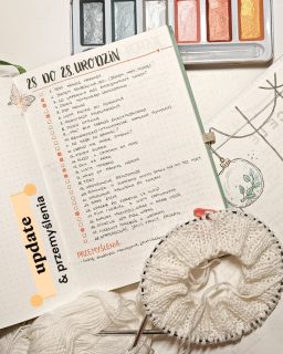 ✨ nie zdawałam sobie sprawy z tego, jak bardzo lubię journaling, zadania rozwojowe. A może po prostu przyszedł na nie dobry moment?Takie są moje zadania w 28 do 28 (czyli 28 zadań dla mnie przed 28. urodzinami ➡️ parę postów wcześniej napisałam szerzej, o co chodzi) 🤗W tym robieniu zadań, przemyśleniach, poznawaniu siebie lepiej w ciszy i spokoju stwierdziłam, że chcę wrócić do inspirowania Cię pisaniem, bullet journalem i wszystkim, co z tym związane. Taki troszkę powrót do "starego" Instagrama. Jak ci się ten pomysł podoba? 🥰Psst. Robisz swoje wyzwanie? Daj znać, jak Ci idzie 📝A jeśli się jeszcze nie znamy, to hej! Jestem Klaudia Jaroszewska-Kotradii i opowiadam o tym, jak złapać równowagę w życiu. Pokazuje swoje sposoby na ogarnięcie trudnej rzeczywistości (endometrioza, dziecko w spektrum autyzmu i nie tylko).📝 Uczę wspierającego planowania, czyli takiego, w którym jesteś człowiekiem i tak też siebie traktujesz, czyli najpierw rozmawiasz sama ze sobą, a dopiero potem planujesz 🧡 bez ciągłego podkręcania produktywnościTego potrzebujesz? Zaobserwuj ➡️ @zaplanuj.rownowage
