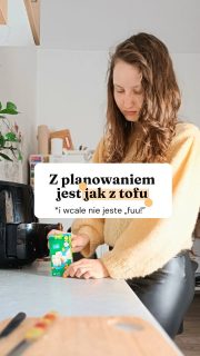 Z planowaniem jest jak z tofu. Kiedyś uważałam, że jest niedobre. A potem nauczyłam się je robić tak, żeby mi smakowało.Z planowaniem miałam tak samo. Najpierw miała:😱 niekończące się listy zadań😱 masę obowiązków i zero czasu na przyjemności😱 poczucie, że jestem w ciągłym niedoczasieA teraz moje planowanie mnie wspiera:🥰 moje listy zadań są krótkie (a jak zdarzają się dłuższe, to te zadania są drobne i nie zajmują całego dnia)🥰 mam czas na przyjemności, bieganie, treningi, zabawy z dzieckiem i wracanie na nogach z przedszkola (łącznie ponad godzina w dwie strony)🥰 czuję, że żyję, a nie że tylko gonię za kolejnymi zadaniamiTeż tak chcesz? Zaobserwuj mnie! ➡️ @zaplanuj.rownowageA jeśli już to robisz, wyślij mój profil (albo tę rolkę) osobie, którą lubisz i której wiesz, że się przyda. Wspierajmy się razem 🧡__A przepis na tofu jest mniej więcej taki:Kroimy tofu na cienkie plasterki (mogą się rozpadać) albo ścieramy na tarce na największych oczkach.Łyżka oliwy na patelnię. Wrzucamy tofu, dodajemy paprykę wędzoną, czosnek granulowany, sos sojowy, sos sweet chilli i smażymy.Przypraw ma być dużo (robię na oko, ale możesz chcesz konkret? Daj znać, to nagram przepis).Smacznego 😊__Nazywam się Klaudia Jaroszewska-Kotradii i pokazuję, jak planować, żeby mieć czas na cieszenie się życiem (spokojnie! Tym cieszeniem się też się zajmiemy!) nawet jeśli Twoja rzeczywistość jest trudna (nasza taka jest – mam dziecko w spektrum autyzmu, endometriozę IV stopnia i masę innych problemów).Zobaczysz, jak stworzyć równowagę w życiu, by przestać żyć w chaosie i wiecznym niedoczasie 🥰