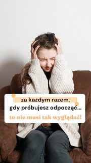 📍 możesz sobie pomócTo nie jest tak, że siadam, by odpocząć, gdy mam już wszystko zrobione. Szczerze? Chyba nie da się mieć wszystkiego zrobionego, bo zawsze znajdzie się kolejne pranie czy kolejny kurz na półce.To nie jest też tak, że powtarzam sobie, co jeszcze mam do zrobienia jak mantrę, by o tym nie zapomnieć. Wtedy w ogóle bym nie odpoczęła.Jak więc jest?📝 Regularnie robię brain dump (inaczej: zrzut myśli), czyli wypisuję na kartce lub w planerze wszystko, co mam do zrobienia. WSZYSTKO. Chodzę z kartką po domu, zastanawiam się nad zadaniami związanymi z autem, dzieckiem i wszystkim, co na zapas.Potem zaznaczam, które zadania są naprawdę pilne i wpisuję je na listę rzeczy do zrobienia na konkretny tydzień lub dzień. Reszta sobie czeka bez obaw o to, że o nich zapomnę. A ja nie muszę powtarzać sobie tego wszystkiego w głowie raz po raz, tylko siadam i spokojnie piję herbatę, bawię się z dzieckiem, idę na spacer czy cokolwiek, na co mam akurat ochotę 😌Ty też tak możesz. Skorzystaj z brain dumpu i zapisz się na darmowe lekcje wspierającego planowania, z którymi zaczniesz planować z szacunkiem do siebie, bo jesteś tylko i aż człowiekiem. Nie zapominaj o tym 🧡Skomentuj KARTY i zapisz się po darmowe lekcje 📝__📍 Dzień dobry! Tu Klaudia Jaroszewska Kotradii – inspiruję, edukuję i pokazuję, jak złapać równowagę w życiu✨ pracuję z kobietami, które chcą stworzyć wspierającą codzienność – taką, w której jest miejsce na coś więcej niż obowiązki i narzekanie✨ uczę wspierającego planowania czyli takiego, w którym jesteś człowiekiem i tak też siebie traktujesz, czyli najpierw rozmawiasz sama ze sobą, a dopiero potem planujesz 🧡 bez ciągłego podkręcania produktywności✨ pokazuję, jak lepiej poznać samą siebie, żeby żyć lżej i przyjemniejWszystko, o czym mówię, przetestowałam na sobie (i często w trudnych okolicznościach, chociażby z dzieckiem w spektrum na pokładzie), bo jestem praktyczką – wolę działać, niż mówić o działaniu 🧡Tego potrzebujesz? Zaobserwuj ➡️ @zaplanuj.rownowage💌 lub napisz do mnie i pogadajmy, czego potrzebujesz & jak mogę Ci pomóc!