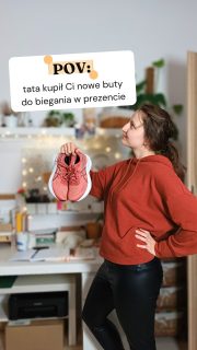 Nie no, oczywiście że poszłam w nich biegać! I choć nie miałabym sama tyle kasy, żeby je kupić, bardzo się cieszę, że je dostałam, bo w końcu przy bieganiu nie bolą mnie kostki 🙈Chciałoby się rzec: mała rzecz, a cieszy, ale to ogromny prezent był i bardzo go doceniam 🥰A co nieoczywistego poprawiło Twoje życie na choć odrobinę lepsze? Daj znać w komentarzu! 📝__A jeśli się jeszcze nie znamy, to hej! Jestem Klaudia Jaroszewska-Kotradii i opowiadam o tym, jak złapać równowagę w życiu. Pokazuje swoje sposoby na ogarnięcie trudnej rzeczywistości (endometrioza, dziecko w spektrum autyzmu i nie tylko).📝 Uczę wspierającego planowania, czyli takiego, w którym jesteś człowiekiem i tak też siebie traktujesz, czyli najpierw rozmawiasz sama ze sobą, a dopiero potem planujesz 🧡 bez ciągłego podkręcania produktywnościTego potrzebujesz? Zaobserwuj ➡️ @zaplanuj.rownowage