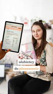 😍 Moi totalni ulubieńcy do planowania (którzy przetrwali lata!)📝 bullet journal – przetrwał zmiany w życiu (szkołę, pracę na produkcji, pracę i studia, studia i dziecko, dziecko i pracę na swoim…) – jak w nim planowałam na przestrzeni lat? Zobacz poprzedni post🏡 planer rodzinny w kuchni – firmy, z której go mam, już nie ma, a on nadal nam służy (dzięki temu każdy wie, co jest w najważniejszych planach i nie muszę wszystkiego pamiętać) - Karty Wspierającego Planowania znajdziesz na zaplanujrownowage.sklep.pl💻 praca zaplanowana w Notion – pracuję zdalnie, w większości przy komputerze, więc łatwiej mi tu planować (no i w Notion mam wszystko. Wyklikałam własny szablon, który jest dostępy też dla Ciebie w sklepie zaplanujrownowage.sklep.pl)Tak, planuję osobno pracę i osobno prywatę, bo nie chcę po pracy korzystać z ekranów (jeśli nie muszę) + lubię sobie porysować, dekorować itd. (to nie jest obowiązkowy element planowania na papierze, zobacz poprzedni post na moim profilu) 🧡ALE! Planując pracę, biorę pod uwagę życie. W drugą stronę też to działa. Nie udaję, że mam całe wolne dni i dam radę osiągnąć wszystkie swoje prywatne cele w miesiąc. Tak samo, jak nie udaję, że mogę pracować więcej niż… mogę 😉Chcesz więcej wskazówek dotyczących planowania? → zaobserwuj @zaplanuj.rownowageI daj znać, w czym ty planujesz lub co u Ciebie kuleje w planowaniu. Postaram się pomóc 🧡