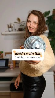 Czy kiedykolwiek czułaś, że robisz coś, czego tak naprawdę robić nie chcesz? I być może nie wiedziałaś, dlaczego to robisz. Tak jakoś wyszło. Kolejny służbowy mail przed 22. Kolejny odebrany telefon, gdy obiecałaś sobie chwilę spokoju. Kolejny dzień zaczęty od scrollowania, mimo że powtarzasz, że wcale nie chcesz tego robić.Też tak miałam (ba! Czasem nadal tak mam). Ale wiesz, co mi w tym pomaga?📝 Anti-to-do list, czyli lista rzeczy, których nie chcę robić.Zapisałam na niej zadania, na które nie chcę tracić swojej energii. Nie muszę ich robić. Mogą czasem poczekać. Czasem mogę je olać. Czasem mogę je zrobić, ale w naprawdę wyjątkowych sytuacjach (a tych sytuacji jest serio mało).💡 Zadanie dla Ciebie: zrób swoją listę rzeczy, których nie chcesz robić. Możesz napisać swoją odpowiedź w komentarzu i zainspirować mnie oraz moje obserwatorki. Co Ty na to?__Nazywam się Klaudia Jaroszewska-Kotradii i (oprócz wkurzania ludzi swoim nazwiskiem):📝 uczę wspierającego planowania (byś w końcu zdjęła z siebie tę presję)📚 pokazuję, jak rozwijać się w zgodzie ze sobą (i w takim kierunku, w jakim chcesz, nawet jak będziesz go zmieniać co dwa tygodnie)✨ pokazuję, jak tworzę równowagę w mojej codzienności (z dzieckiem w spektrum autyzmu, z endometriozą i innymi trudnościami)Zaobserwuj, jeśli czujesz, że to profil dla Ciebie → @zaplanuj.rownowage