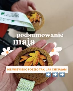 Wystartowałam w zawodach i… nie zrobiłam swojej życiówki. Byłam dziewiąta na 16 w mojej kategorii wiekowej. Gdybym dobiegła dwie minuty szybciej – byłabym czwarta. I wiem, że potrafię to zrobić, ale nie w tamtych warunkach (było wilgotne powietrze, zaczęło potem padać, a pod górkę woda stała w trawie i aż chlupała). Mały Człowiek za to wygrał w swojej kategorii!Psst! To było 2 tygodnie temu, a ja nadal nie wyczyściłam butów…Zobacz, jak tłumaczę się z tego, że nie zrobiłam życiówki. Zamiast zauważyć to, że dwa lata temu nie byłabym w stanie dobiec do mety. Zamiast docenić swój wkład. Więc z tego miejsca: zauważam i doceniam. Brawo ja!Tak samo jak z pisaniem e-booka. Wydaje mi się, że robię to zbyt wolno. A przecież robię to między pisaniem dla klientów, nagrywaniem podcastu, pisaniem bloga, prowadzeniem Instagrama, newslettera i robieniem wielu innych rzeczy.Szybciej nie mogę. Muszę to zrozumieć.Muszę nauczyć się bardziej doceniać to, co robię. A Tobie jak to wychodzi? 🧡