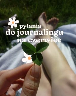 📍 Masz chwilę? Jestem ciekawa, jakie jest 7 przyjemnych rzeczy, które lubisz robić… Daj znać w komentarzu!U mnie to:→ czytanie,→ siedzenie na słońcu (ale nie w upale!) bez celu,→ granie w planszówki,→ dzierganie przy ulubionym serialu,→ spacery,→ gotowanie i pieczenie,→ przytulanie się z mężem i Małym Człowiekiem (szkoda tylko, że ten drugi za tym nie przepada. Ale gdy już przyjdzie się przytulić – korzystam całą sobą!).Na blogu zaplanujrownowage.pl możesz pobrać grafikę ze wszystkimi pytaniami!Psst! Chcesz więcej takich postów? Skomentuj, zapisz, udostępnij u siebie (albo chociaż repostuj) 🧡Dziękuję, że jesteś 🤗🥰Pytania do pisania dziennika | pytania do journalingu | prompty do journalingu