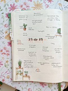 Gdy pierwszy raz robiłam to wyzwanie, miałam wtedy 20 do 20. Zaczynałam w listopadzie i się wyrabiałam. No ale teraz mam dziewięć więcej do zrobienia 🙈 więc zaczęłam szybciej, ciut ponad pół roku przed urodzinami 🎂Dla mnie 29 do 29 to wyzwanie, które pozwala zadbać o siebie, zrobić coś fajnego, przyjemnego, coś co od dawna odkładałam. Pomaga też podjąć decyzję (jak tę o ścięciu włosów). Odhaczyłam już dwa pierwsze:1️⃣ Zmiana fryzury. Zbierałam się do niej tylko pół roku 😅 w końcu uznałam, że jak mi się nie spodoba, to i tak odrosną. Ale spodobało mi się (szczególnie w te upały 🤣 ale ogólnie wydaje mi się na razie, że krótsze są lepsze)2️⃣ Nowy stanik sportowy. Ćwiczę regularnie od paru lat z przerwą w ciąży (miałam zakaz od lekarki, ciąża zagrożona) i w połogu. Do tej pory miałam jeden stanik sportowy i jeden top na długi rękaw. Ale te upały i to, że ćwiczę trzy razy w tygodniu + dwa razy mobility, rozciąganie, rolowanie – to zaczęło mi być zbyt mało. Ten kupiłam w dużej promocji w @martes.sport 🧡 jutro będę testować podczas treningu na coreChciałabym Ci opowiadać o tym, jak realizuję wyzwanie 29 do 29 – jesteś tego ciekawa? 📝 A może sama podejmiesz wyzwanie?